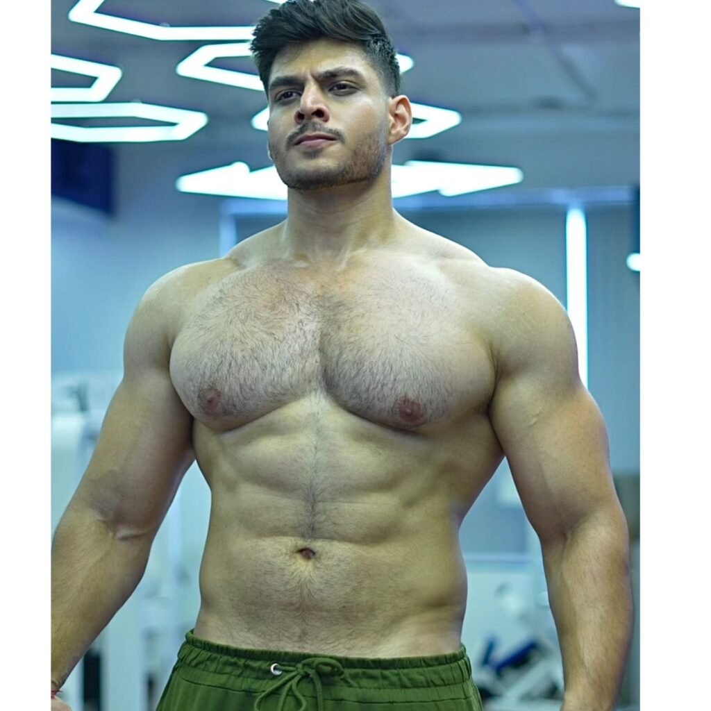 Vaasuu Binddra Indian man of steal going viral for amazing physics.